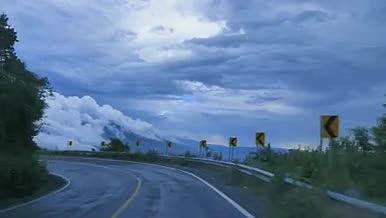 旅行拍摄自然风光坐车看风景视频的预览图